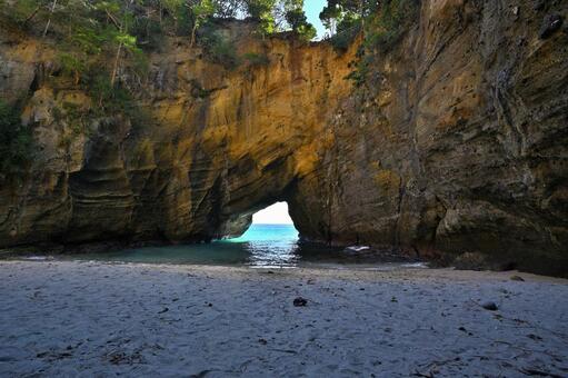 伊豆の神秘の洞窟　龍宮窟の中央構図 龍宮窟,海岸,洞窟の写真素材