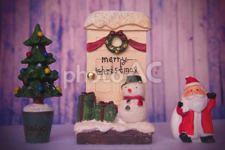 クリスマスのスノーマンとサンタクロース 雪だるま,サンタクロース,クリスマスの写真素材