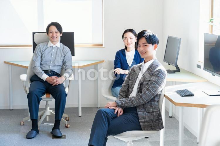 オフィスで仕事をする男性 ビジネス,キャリア,新卒の写真素材
