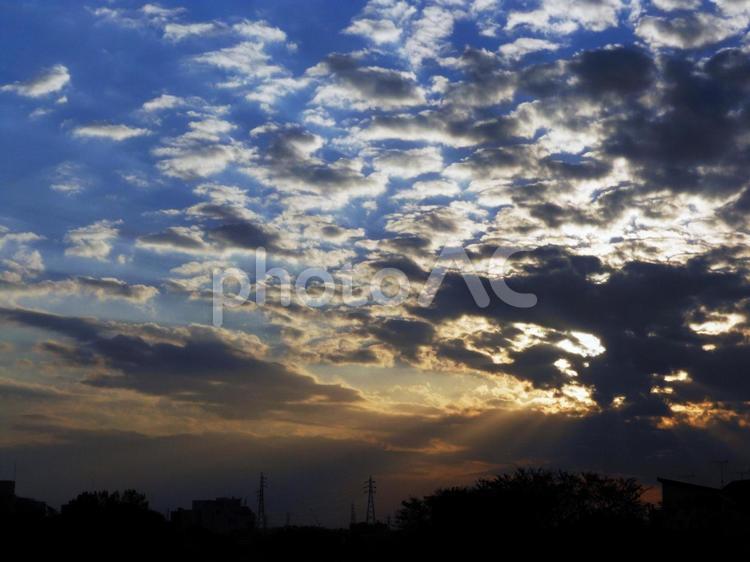 夕焼雲と住宅のシルエット 夕焼け,夕日,夕陽の写真素材