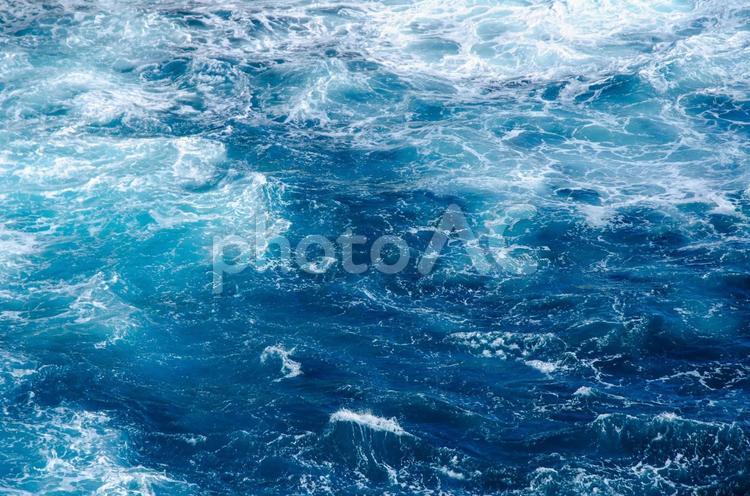 白い波の立つ海面 海,波,自然の写真素材