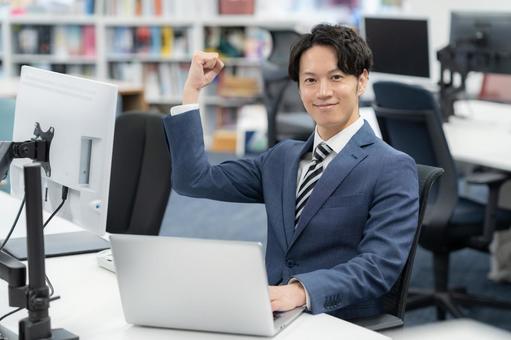 オフィスで仕事をする若いビジネスマン ビジネス,ビジネスマン,エンジニアの写真素材
