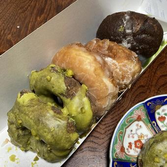 Photo, ring donuts, donut with holes, pistachio, 