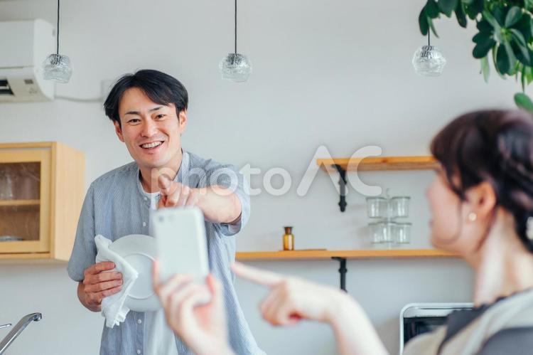 家でくつろぐ仲の良い夫婦（スマホ） スマホ,アプリ,夫婦の写真素材
