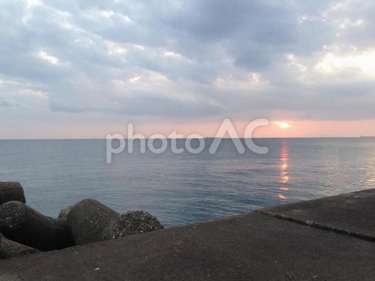 初冬の海と夕日 空,自然,背景の写真素材