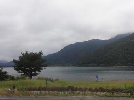 秋 曇天 西湖ほとり 秋 曇天 西湖ほとりの写真