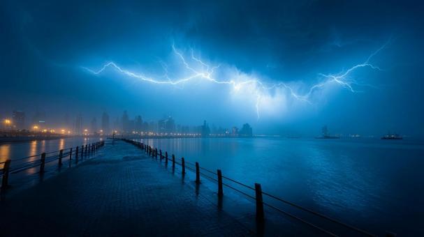 海辺に響く雷光の写真