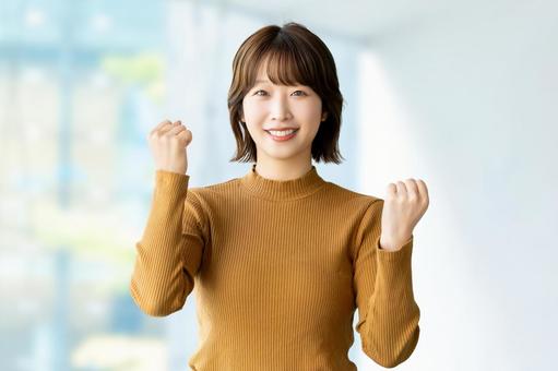 ガッツポーズをする女性・ビジネスウーマン 女性,ガッツポーズ,笑顔の写真素材