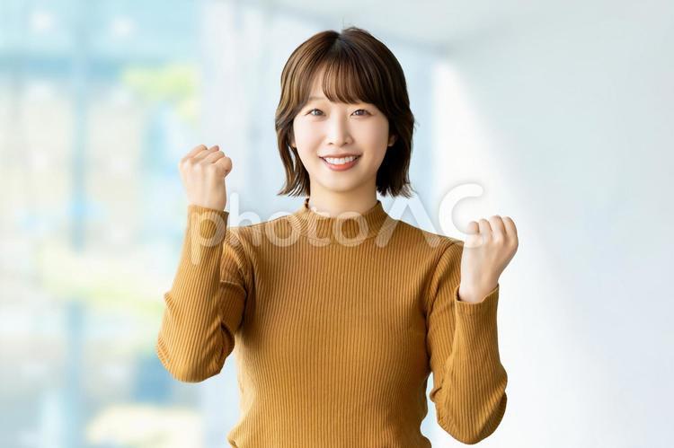 ガッツポーズをする女性・ビジネスウーマン 女性,ガッツポーズ,笑顔の写真素材