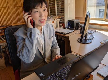 電話する女性 電話する女性 スマホ,スマートフォン,女性の写真素材