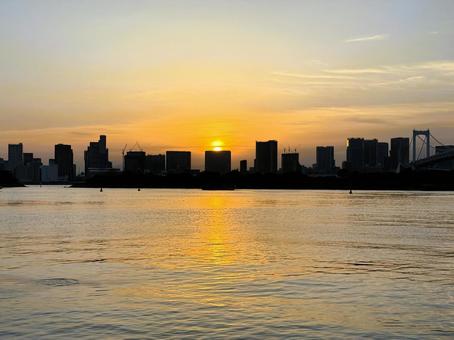 夕暮れのお台場から見た東京の景色 夕暮れのお台場から見た東京の景色の写真