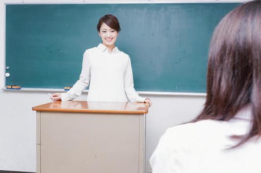 学校で授業をする教師 学校で授業をする教師 教室,日本人,勉強の写真素材