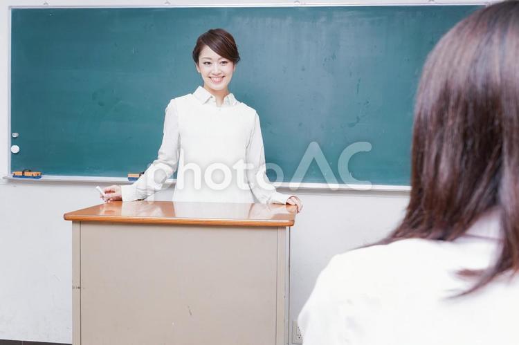 学校で授業をする教師 教室,日本人,勉強の写真素材
