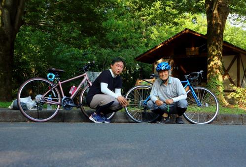 中年と老人のサイクリング 中年と老人のサイクリングの写真