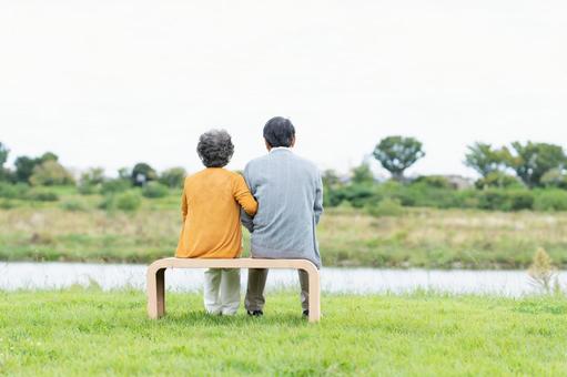 公園でくつろぐシニアの夫婦 公園でくつろぐシニアの夫婦 シニア,夫婦,家族の写真素材
