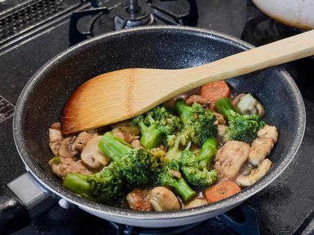 自炊 野菜炒め 自炊 野菜炒め 作る,調理台,ライフスタイルの写真素材