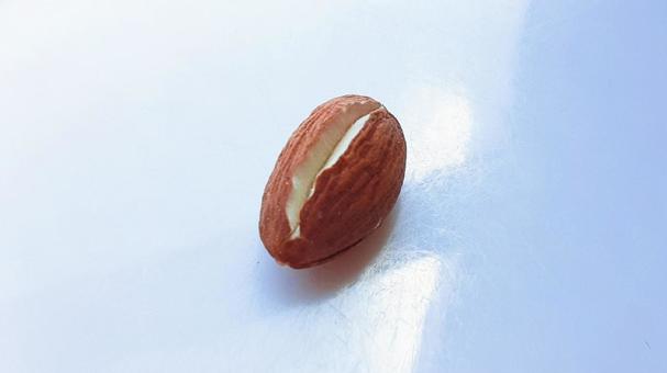 ひび割れたローストアーモンド１粒・2の写真