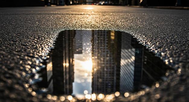 水たまりに映る高層ビル群 水たまりに映る高層ビル群の写真