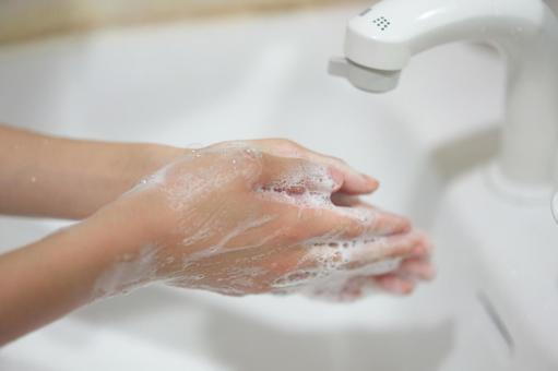 石鹸で手を洗う子供の手 手洗い,泡,子どもの写真素材