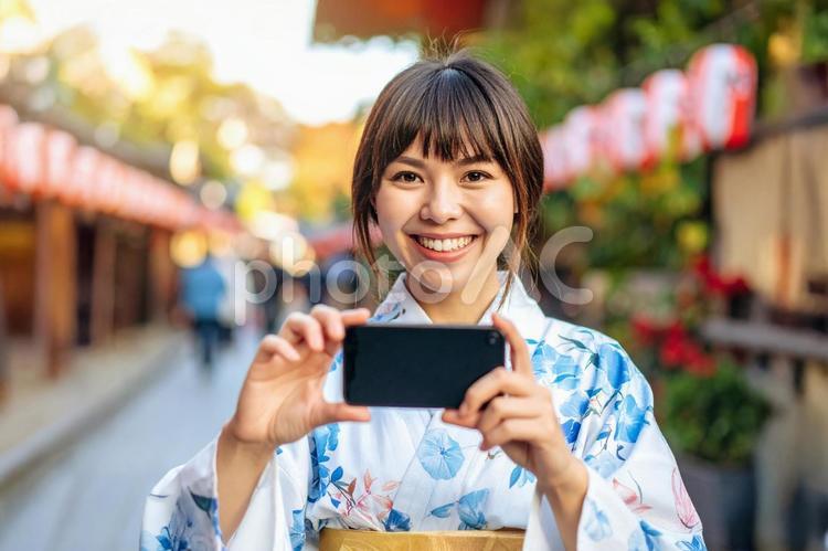 自撮りする浴衣の外国人観光客02 観光客,外国人,浴衣の写真素材