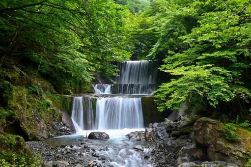 山の中にある人口の滝 山の中にある人口の滝の写真