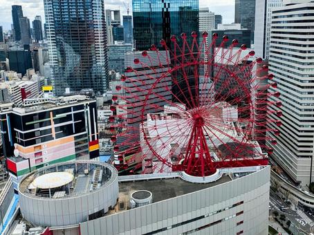 大阪梅田の風景　ビルと赤い観覧車 梅田,大阪,観覧車の写真素材