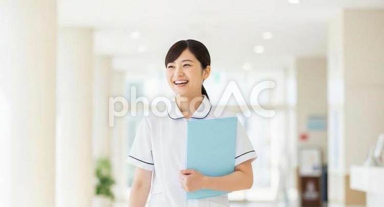病院のロビーを歩くアジア人看護師 看護師,女性,歩くの写真素材