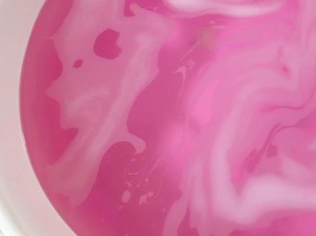 お風呂(ピンク色の入浴剤を入れた湯舟) お風呂(ピンク色の入浴剤を入れた湯舟)の写真