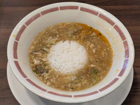 酸辣湯麺の残りスープの追い飯 酸辣湯麺の残りスープの追い飯の写真