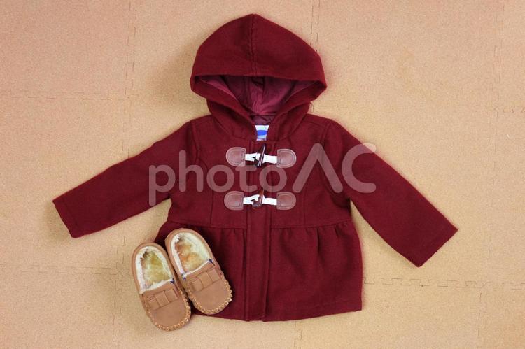 子供服　コーディネート　ダッフルコートとモカシン モカシン,ダッフルコート,子供靴の写真素材