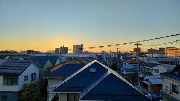 夕暮れの住宅街とオレンジ色の空 地方都市,地域,屋外の写真素材