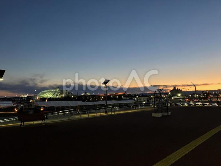 夕暮れと水族館2 夕暮れ,夕焼け,夜景の写真素材