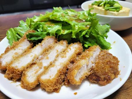 ボリュームたっぷりなトンカツ ボリュームたっぷりなトンカツ トンカツ,食事,料理の写真素材
