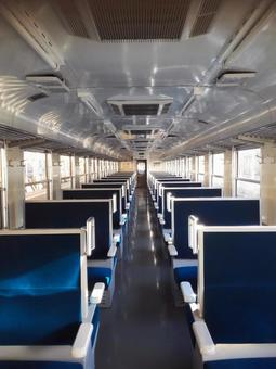 レトロな車内の青いボックスシート レトロな車内の青いボックスシートの写真