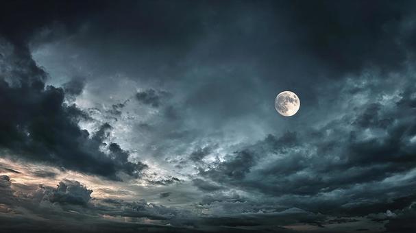 暗闇に浮かぶ満月と雲が織りなす夜空 暗闇に浮かぶ満月と雲が織りなす夜空の写真