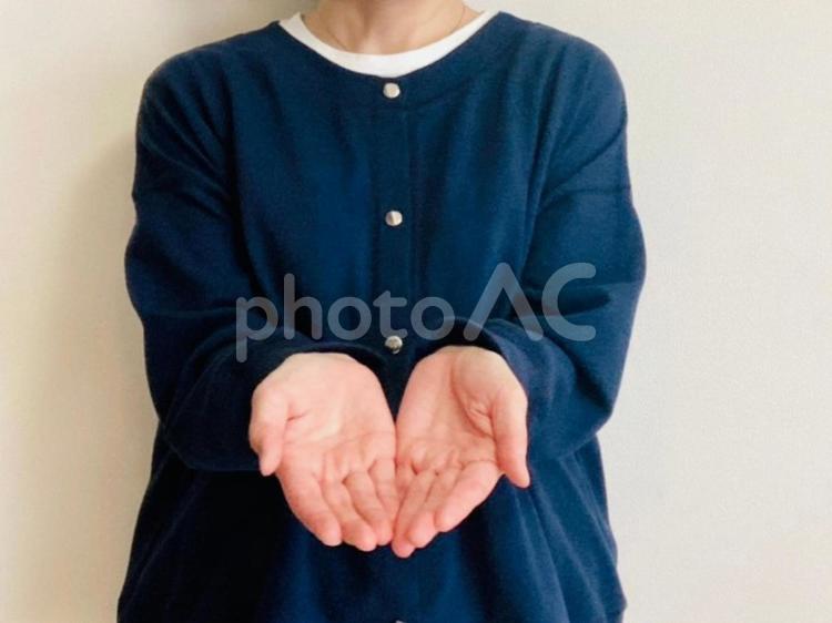 両手を差し出す女性 両手,どうぞ,あげるの写真素材