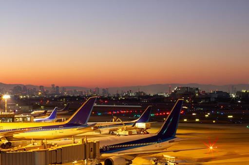 冬｜夜明け前｜空港ターミナル 飛行機,空港,夜明けの写真素材
