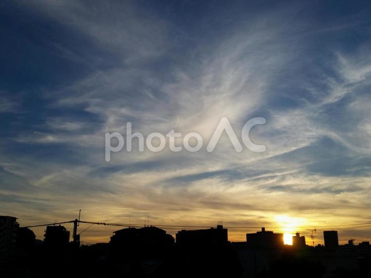夕暮れのシルエット 夕暮れ,シルエット,雲の写真素材
