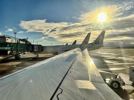 機内から臨む朝日 機内から臨む朝日 飛行機,空港,朝陽の写真素材