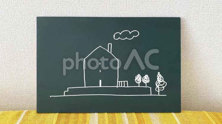黒板と布と家の絵 家,木,家庭の写真素材