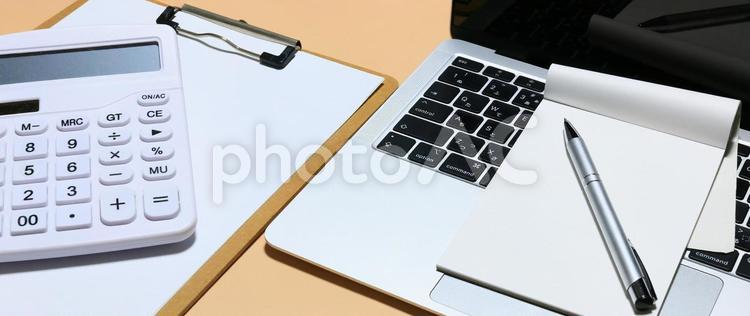 ビジネスシーン　書類作成　ペーパーワーク ビジネスシーン,オフィスワーク,デスクワークの写真素材