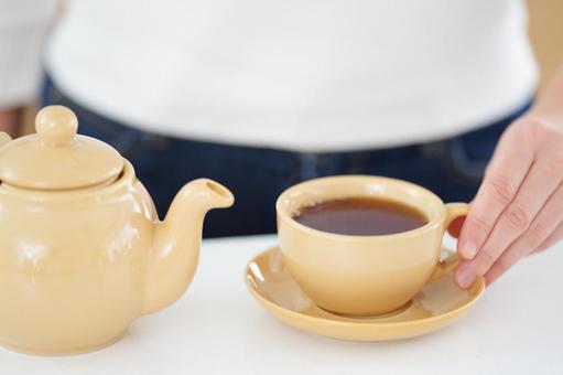 ティーカップを持つ手の写真