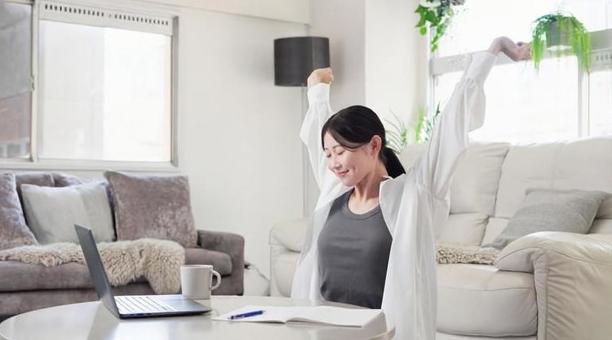 勉強中に伸びをするアジア人女性 女性,伸び,勉強の写真素材