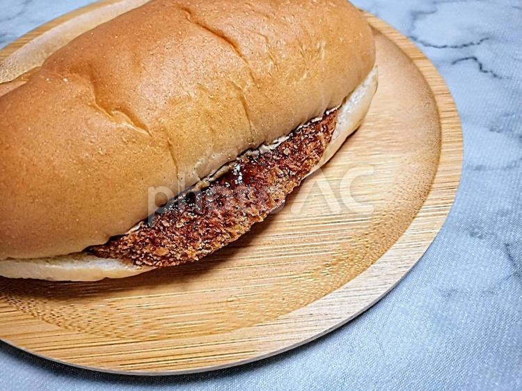 木皿の上のメンチカツサンドパン　食事 メンチカツ,サンド,パンの写真素材