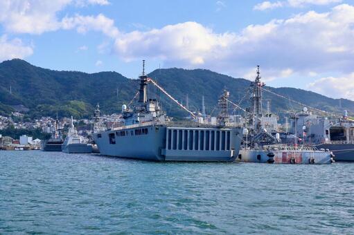 呉港に停泊する海上自衛隊の護衛艦と輸送艦 海上自衛隊,jmsdf,輸送艦の写真素材
