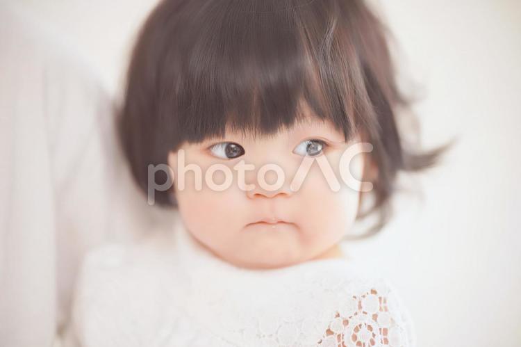 抱っこされている女の子の赤ちゃん 赤ちゃん,女の子,女児の写真素材