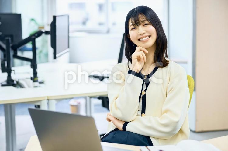 ビジネス　女性　考える　デスクワーク ビジネスウーマン,デスクワーク,考えるの写真素材