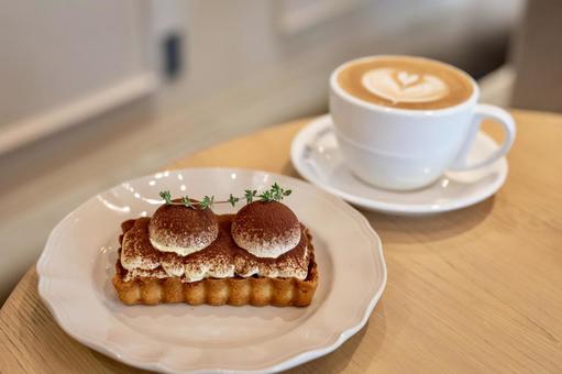 カフェで楽しむティラミスタルトとラテ カフェで楽しむティラミスタルトとラテ ティラミス,タルト,ケーキの写真素材