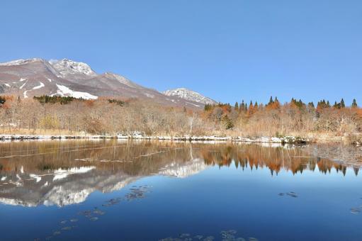 雪景色　新潟県　妙高山　いもり池 空,山,秋の写真素材