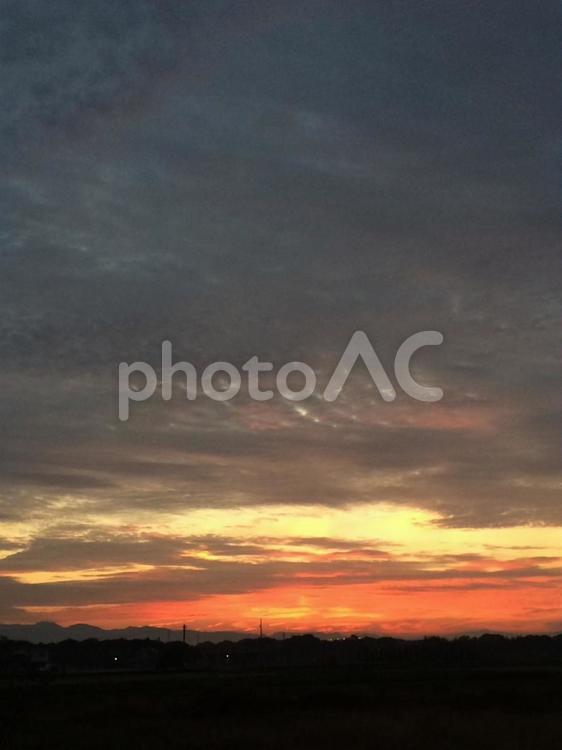 燃えるような夕焼け - 空を染める 夕焼け,夕日,夕空の写真素材